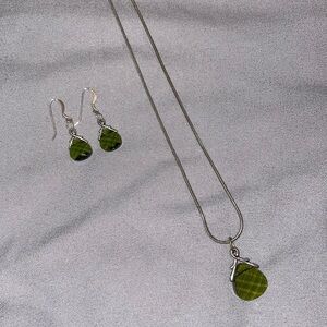 Green jewel necklace and earrings set — silver metal